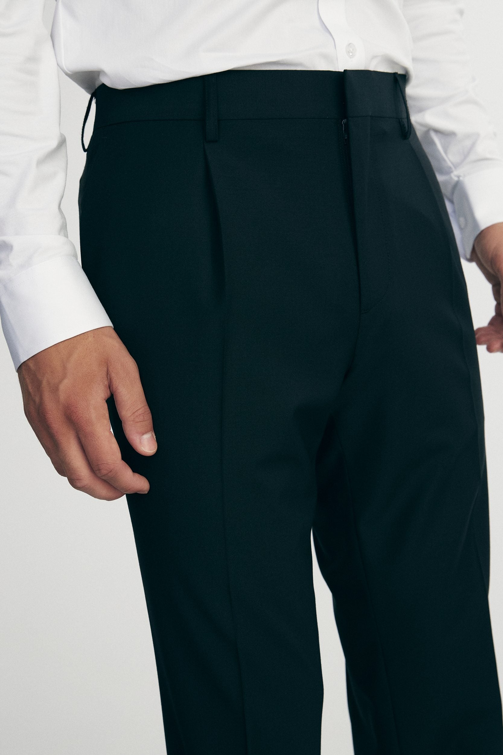 Solid color pleated pants