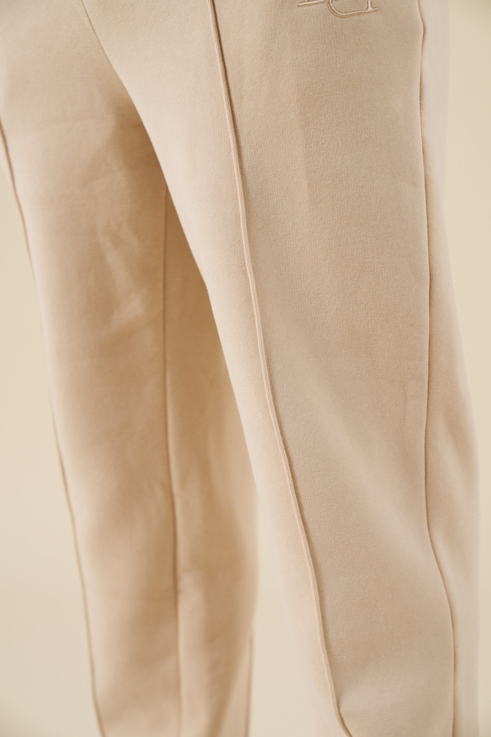 CUFFLESS PLEAT JOGGERS - CREAM